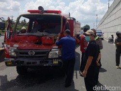 Iring-iringan Mobil Damkar Pekanbaru Tabrakan Saat ke Lokasi Kebakaran