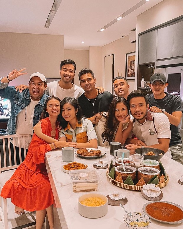 Jessica Mila dan kekasihnya, Yakup Hasibuan, saat menghadiri pertemuan di rumah Vidi Aldiano/Sumber/Instagram/vidialdiano. Jessica Mila dan kekasihnya, Yakup Hasibuan, saat menghadiri pertemuan di rumah Vidi Aldiano.