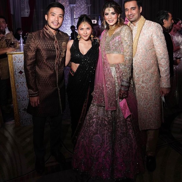 Jessica Milla dan kekasih, Yakup Hasibuan, saat menghadiri tradisiadat India teman mereka/Sumber/Instagram/dmaylisa. Jessica Milla dan kekasih, Yakup Hasibuan, saat menghadiri acara tradisi India teman mereka.