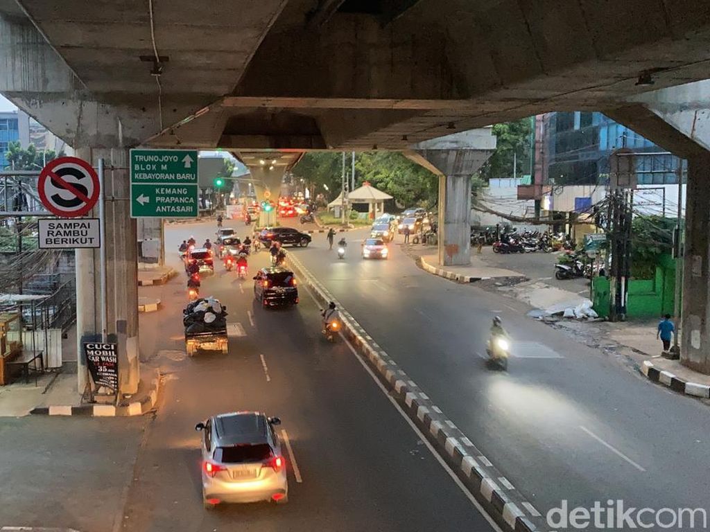 Galian Jl Wolter Monginsidi Ditutup, Lalin Tendean-Blok M Ramai Lancar Galian Jl Wolter Monginsidi Ditutup, Lalin Tendean-Blok M Ramai Lancar