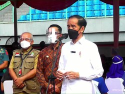 Bareng Ridwan Kamil, Jokowi Cek Vaksinasi Corona di Stadion Patriot Bekasi