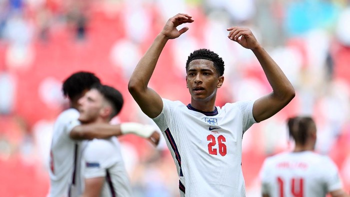 LONDON, ENGLAND - JUNE 13: Jude Bellingham of England applauds the fans following victory in the UEFA Euro 2020 Championship Group D match between England and Croatia at Wembley Stadium on June 13, 2021 in London, England. (Photo by Andy Rain - Pool/Getty Images)