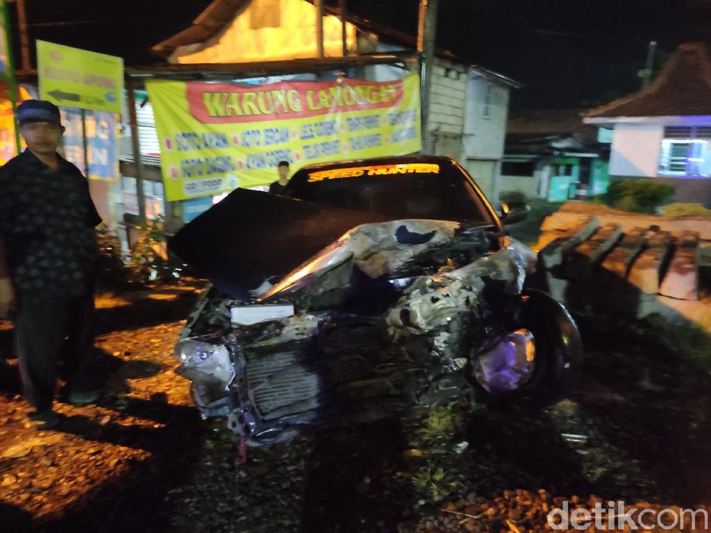Mobil Sedan Tertabrak Kereta Api di Sidoarjo, Satu Orang Luka-luka