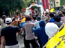 Viral Bupati Bulukumba Sulsel Ngamuk-Tendang Ban Dibakar Saat Didemo