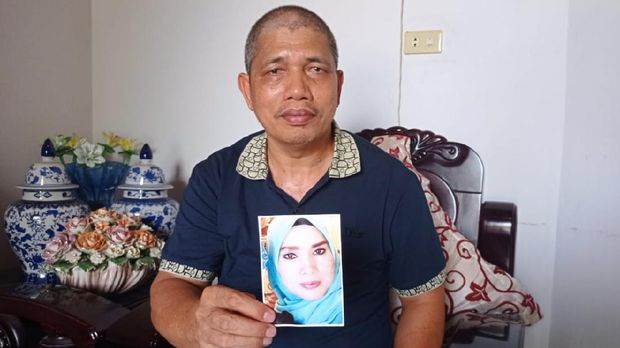 Khairuddin, warga Rokan Hulu, Riau, tengah membuat sayembara untuk mencari istrinya Ervina Lubis yang hilang