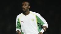 Eks pemain Bolton Wanderers, Khalilou Fadiga, sempat pingsan di lapangan pada 2004 akibat masalah pada jantungnya. Ia bahkan mengenakan alat pacu jantung. Ia bisa lanjut bermain sampai pensiun pada 2011. (Foto: Richard Heathcote/Getty Images)