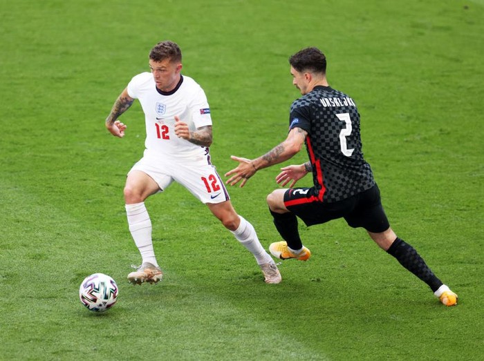 LONDON, ENGLAND - JUNE 13: Kieran Trippier of England runs with the ball whilst under pressure from Sime Vrsaljko of Croatia during the UEFA Euro 2020 Championship Group D match between England and Croatia at Wembley Stadium on June 13, 2021 in London, England. (Photo by Catherine Ivill/Getty Images)