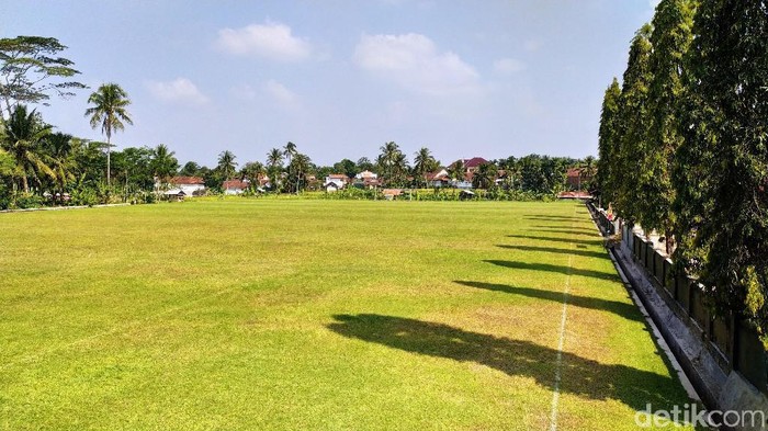 Lapangan Bola Desa, Lapang Gema, di Desa Cimari, Kecamatan Cikoneng, Kabupaten Ciamis, Jawa Barat yang memakai rumput seperti Stadion GBLA.