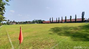 Foto Lapangan Bola di Ciamis yang Punya Rumput seperti GBLA