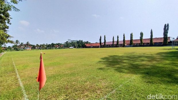 Lapangan Bola Desa, Lapang Gema, di Desa Cimari, Kecamatan Cikoneng, Kabupaten Ciamis, Jawa Barat yang memakai rumput seperti Stadion GBLA.