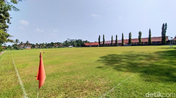 Lapangan Bola Desa, Lapang Gema Lapangan Bola Desa, Lapang Gema, di Desa Cimari, Kecamatan Cikoneng, Kabupaten Ciamis, Jawa Barat yang memakai rumput seperti Stadion GBLA.