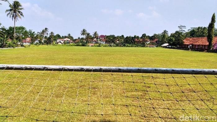 Lapangan Bola Desa, Lapang Gema Lapangan Bola Desa, Lapang Gema, di Desa Cimari, Kecamatan Cikoneng, Kabupaten Ciamis, Jawa Barat yang memakai rumput seperti Stadion GBLA.