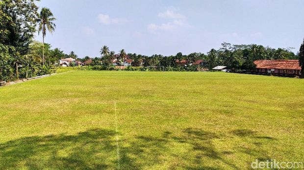 Lapangan Bola Desa, Lapang Gema, di Desa Cimari, Kecamatan Cikoneng, Kabupaten Ciamis, Jawa Barat yang memakai rumput seperti Stadion GBLA.