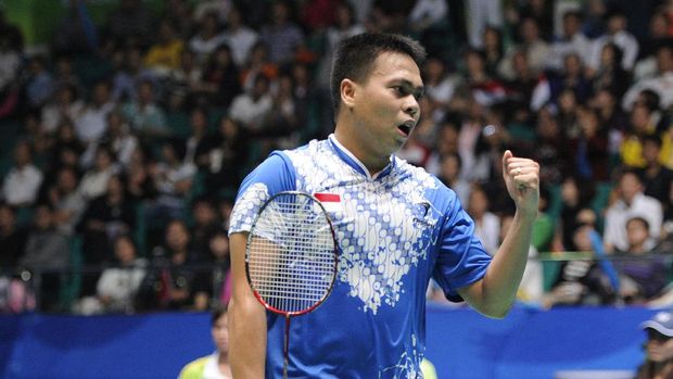 Markis Kido of Indonesia reacts to a winning point with his partner Hendra Setiawan (not pictured) against Koo Kien Keat and Tan Boon Heong of Malaysia during their men's doubles badminton final match against at the 16th Asian Games in Guangzhou on November 20, 2010. Indoneisa won 16-21, 26-24, 21-19 to take the gold. AFP PHOTO / LIU JIN (Photo by LIU JIN / AFP)