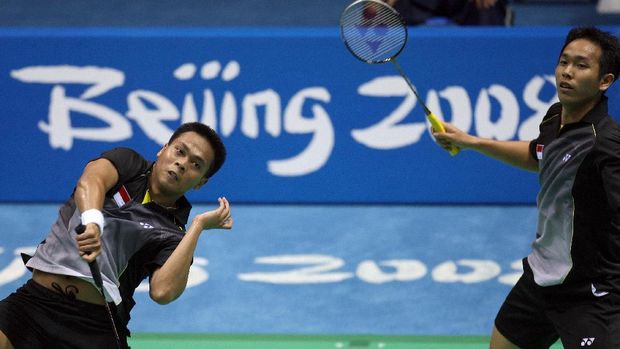 Markis Kido dan Hendra Setiawan Setiwan Hendra (R) and Kido Markis of Indonesia play against Koo Kien Keat and Tan Boon Heong of Malaysia in the men's doubles quarter final badminton match of the 2008 Beijing Olympic Games, at the Beijing University of Technology Gymnasium in Beijing on August 13, 2008. Setiwan and Kido won the match 21-19, 21-12. AFP PHOTO/Indranil MUKHERJEE (Photo by INDRANIL MUKHERJEE / AFP)