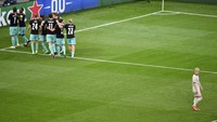 Usai laga, Alaba menyebut perilaku Arnautovic usai mencetak gol adalah luapan emosinya karena tak puas cuma jadi pemain pengganti. (Foto: AP/Mihai Barbu)