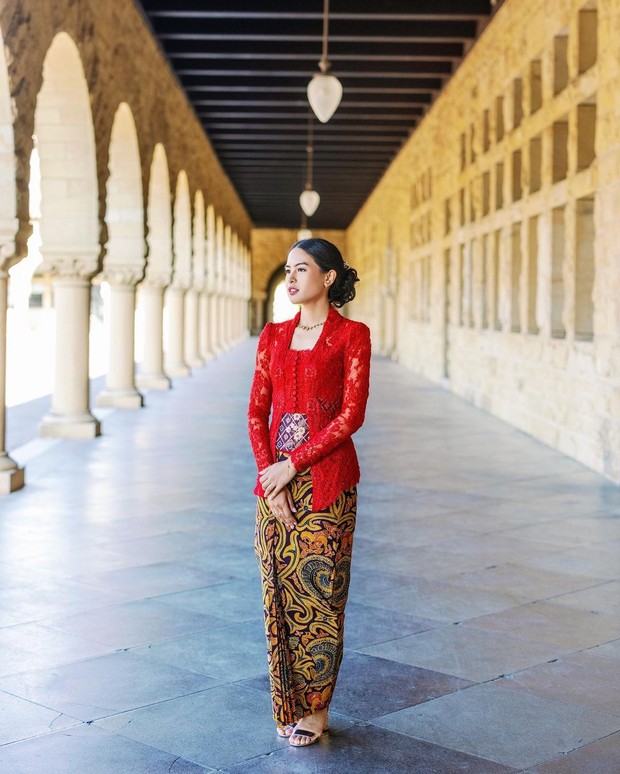 Maudy Ayunda mengenakan kebaya kutubaru klasik/instagram.com/maudyayunda