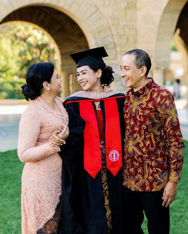 Maudy Ayunda bersama kedua orang tua di hari wisuda/instagram.com/maudyayunda