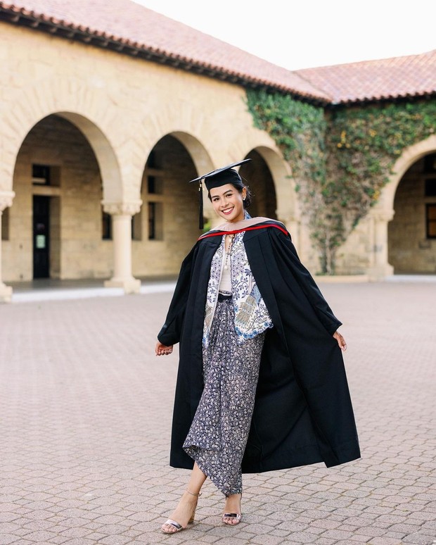 10 Potret Cantik Maudy Ayunda yang Baru Lulus S2 dari Stanford University