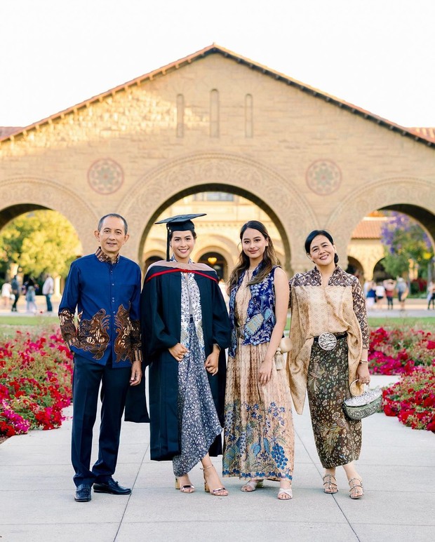 Maudy Ayunda mengenakan batik bersama keluarga/instagram.com/maudyayunda