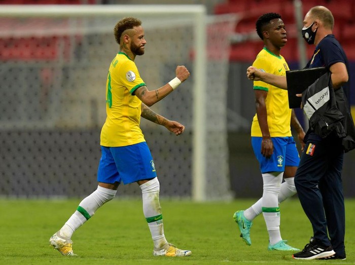 BRASILIA, BRAZIL - JUNE 13: Neymar Jr. of Brazil bumps fists with an assistant coach of Venezuela during a Group B match between Brazil and Venezuela as part of Copa America 2021 at Mane Garrincha Stadium on June 13, 2021 in Brasilia, Brazil. (Photo by Pedro Vilela/Getty Images)