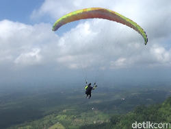 Ngeri-ngeri Sedap Menjajal Paralayang di Gunung Wayang