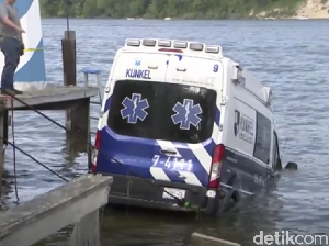 Pencuri Ambulans Terhenti Usai 160 Km, Mobil Nyemplung Pantai