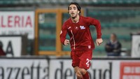 Piermario Morosini pingsan di pertandingan Serie B Livorno. Pemain 25 tahun itu akhirnya meninggal dunia akibat serangan jantung. (Foto: Maurizio Lagana/Getty Images)