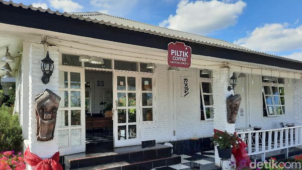 Potret Kafe Minimalis Pinggir Sawah di Kawasan Toba