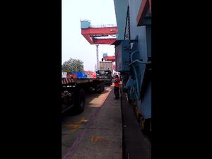Viral Pungli Pakai Kresek di Pelabuhan Priok, Ini Faktanya Viral Pungli Pakai Kresek di Pelabuhan Priok, Ini Faktanya