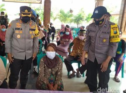 Polisi dan TNI di Mojokerto Antar Jemput Lansia untuk Percepatan Vaksinasi