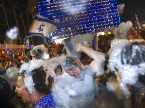 Rayakan Lengsernya Benjamin Netanyahu, Warga Israel Asyik Main Busa