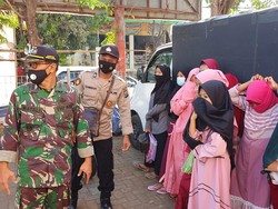 9 Santriwati Madura Nangis Saat Terjaring Razia Yustisi di Laut Probolinggo