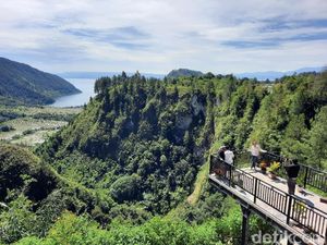 Potret Rest Area dengan Pemandangan Danau Toba Potret Rest Area dengan Pemandangan Danau Toba