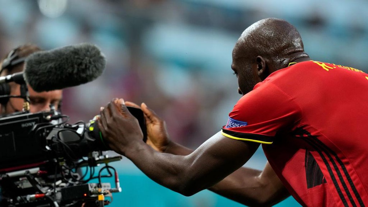 Romelu Lukaku rayakan gol untuk Christian Eriksen (Getty Images/Dmitry Lovetsky - Pool)