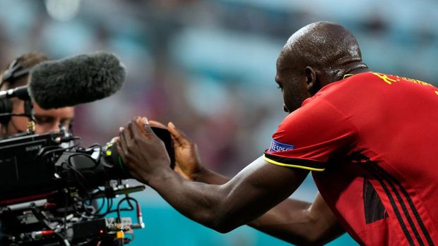 SAINT PETERSBURG, RUSSIA - JUNE 12: Romelu Lukaku of Belgium celebrates after scoring their side's first goal during the UEFA Euro 2020 Championship Group B match between Belgium and Russia on June 12, 2021 in Saint Petersburg, Russia. (Photo by Dmitry Lovetsky - Pool/Getty Images)