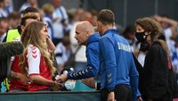 Dari tribune, Sabrina pun bergegas ke pinggir lapangan. Ofisial Denmark menghampiri memberi penjelasan yang terjadi. (Foto: AFP/Jonathan Nackstrand)