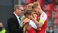 Kapten Denmark, Simon Kjaer, dan Kasper Schmeichel menenangkan Sabrina. Kjaer menjadi orang pertama yang menolong Eriksen dengan melakukan CPR. (Foto: AFP/Jonathan Nackstrand)