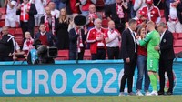 Dari sudut lain, Schemeichel masih mencoba menenangkan Sabrina. (Foto: AFP/Frieddemann Vogel)