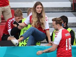 Momen Pacar Christian Eriksen Ditenangkan Kjaer dan Schmeichel