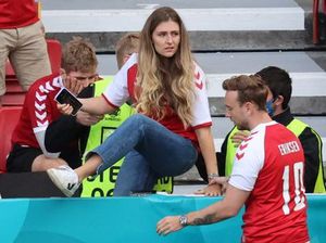 Momen Pacar Christian Eriksen Ditenangkan Kjaer dan Schmeichel Momen Pacar Christian Eriksen Ditenangkan Kjaer dan Schmeichel