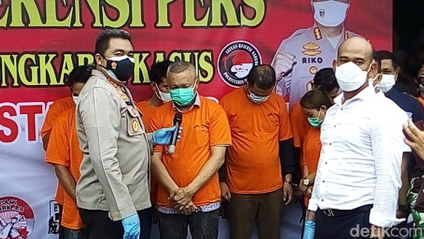 Sekda Nias Utara, Yafeti Nazara, ditampilkan Polrestabes Medan bersama sejumlah orang yang diamankan dari KTV Medan (Datuk Haris/detikcom)