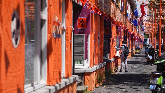 Semarak Euro 2020 turut terlihat di Belanda. Sebuah kota di Negari Kincir Angin itu bahkan dipenuhi warna oranye sebagai dukungan untuk Timnas Belanda.