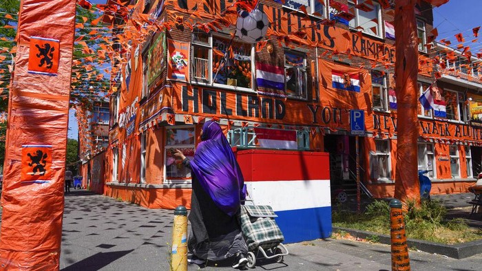 Semarak Euro 2020, Kota di Belanda Ini Jadi Serba Oranye Semarak Euro 2020 turut terlihat di Belanda. Sebuah kota di Negari Kincir Angin itu bahkan dipenuhi warna oranye sebagai dukungan untuk Timnas Belanda.