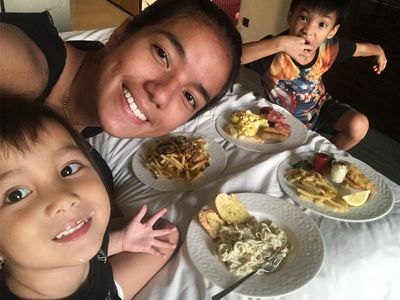 Keseruan Sheila Marcia Makan Pasta bersama Anak-anak Tercinta