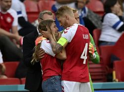 Momen Heroik Kjaer Saat Tenangkan Pacar Eriksen