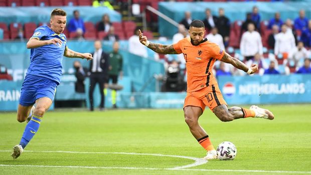 Soccer Football - Euro 2020 - Group C - Netherlands v Ukraine - Johan Cruyff Arena, Amsterdam, Netherlands - June 13, 2021 Netherlands' Memphis Depay in action Pool via REUTERS/Piroschka Van De Wouw