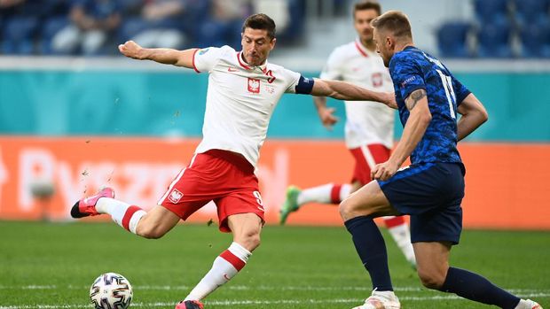 Soccer Football - Euro 2020 - Group E - Poland v Slovakia - Saint Petersburg Stadium, Saint Petersburg, Russia- June 14, 2021 Poland's Robert Lewandowski shoots at goal Pool via REUTERS/Kirill Kudryavtsev