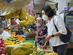 Bertemu Pedagang, Sri Mulyani Pastikan Sembako di Pasar Tak Kena PPN