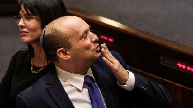 Naftali Bennett, Prime Minister-designate, gestures at the Knesset, Israel's parliament, during a special session whereby a confidence vote will be held to approve and swear-in a new coalition government, in Jerusalem June 13, 2021. REUTERS/Ronen Zvulun     TPX IMAGES OF THE DAY